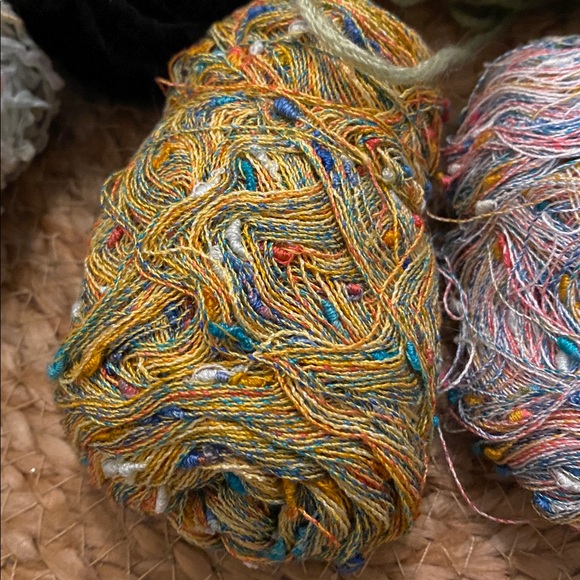 Assorted yarn bundle including merino wool and very thin variegated thread yarn - Picture 10 of 12